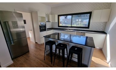 Casa de 3 ambientes a estrenar con pileta. Barrio Barrancas de San Benito.