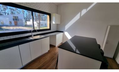 Casa de 3 ambientes a estrenar con pileta. Barrio Barrancas de San Benito.