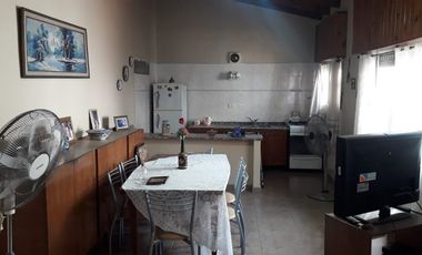 Casa para 2 Familias en venta en Bernal Oeste
