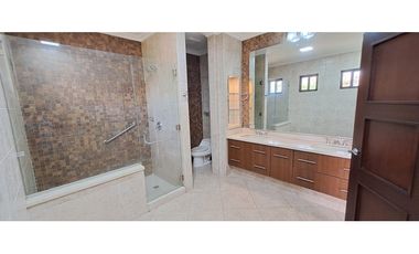 Vendo apartamento en Embassy Club, Clayton