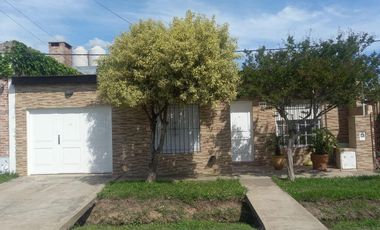 Casa en venta - 3 Dormitorios 1 Baño - Cocheras - 265Mts2 - Villa Elvira, La Plata