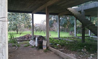 Lote con loza a terminar ubicado sobre importante calle.