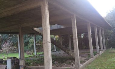 Lote con loza a terminar ubicado sobre importante calle.