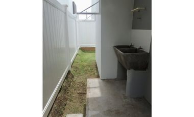 SE VENDE CASA EN BRISAS DEL GOLF $250,000 AM