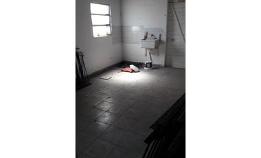 Excelente galpón con vivienda sobre Avda J B Justo. Distrito Ie