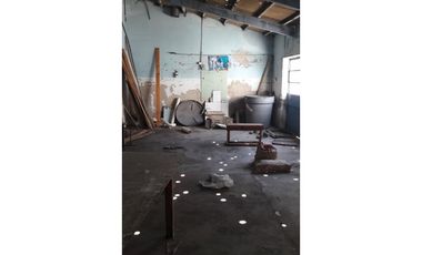 Excelente galpón con vivienda sobre Avda J B Justo. Distrito Ie