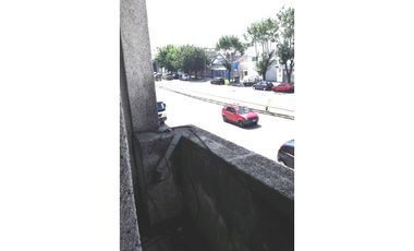 Excelente galpón con vivienda sobre Avda J B Justo. Distrito Ie