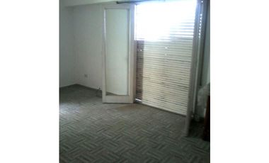 Excelente galpón con vivienda sobre Avda J B Justo. Distrito Ie