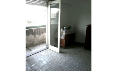 Excelente galpón con vivienda sobre Avda J B Justo. Distrito Ie