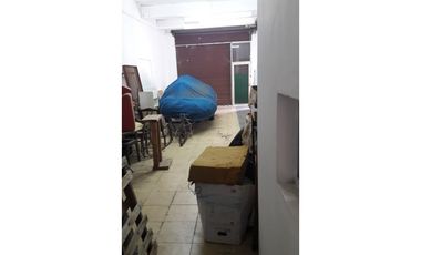 Excelente galpón con vivienda sobre Avda J B Justo. Distrito Ie