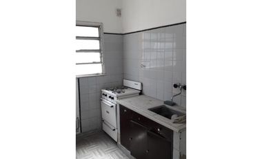 Excelente galpón con vivienda sobre Avda J B Justo. Distrito Ie