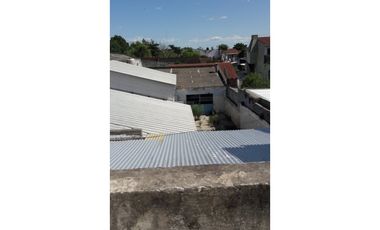 Excelente galpón con vivienda sobre Avda J B Justo. Distrito Ie