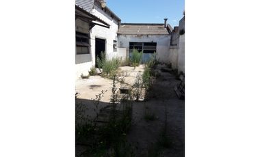 Excelente galpón con vivienda sobre Avda J B Justo. Distrito Ie