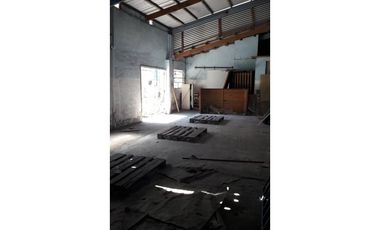 Excelente galpón con vivienda sobre Avda J B Justo. Distrito Ie