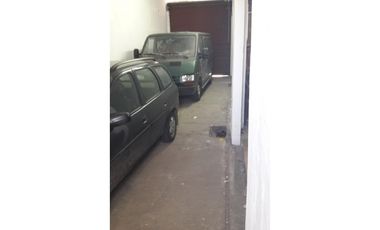 Excelente galpón con vivienda sobre Avda J B Justo. Distrito Ie
