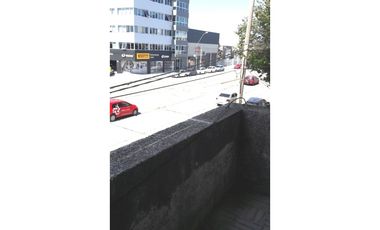 Excelente galpón con vivienda sobre Avda J B Justo. Distrito Ie