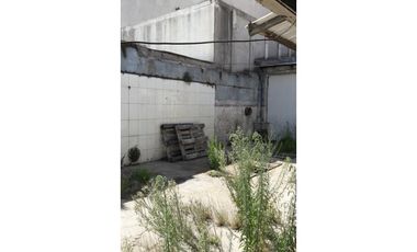 Excelente galpón con vivienda sobre Avda J B Justo. Distrito Ie