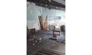 Excelente galpón con vivienda sobre Avda J B Justo. Distrito Ie