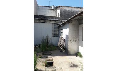 Excelente galpón con vivienda sobre Avda J B Justo. Distrito Ie