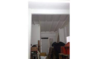 Excelente galpón con vivienda sobre Avda J B Justo. Distrito Ie