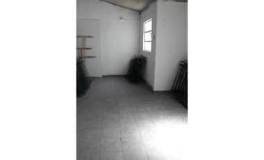 Excelente galpón con vivienda sobre Avda J B Justo. Distrito Ie
