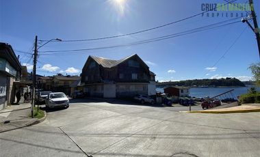 Casa en Venta en Casa esquina con vista al mar, a pasos de Av. Los Héroes, Calbuco
