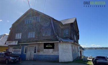 Casa en Venta en Casa esquina con vista al mar, a pasos de Av. Los Héroes, Calbuco