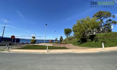 Casa en Venta en Casa esquina con vista al mar, a pasos de Av. Los Héroes, Calbuco