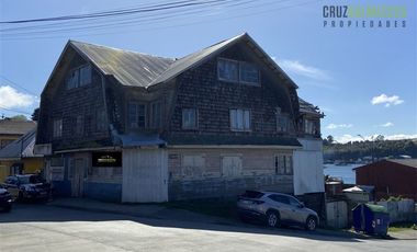 Casa en Venta en Casa esquina con vista al mar, a pasos de Av. Los Héroes, Calbuco