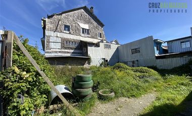 Casa en Venta en Casa esquina con vista al mar, a pasos de Av. Los Héroes, Calbuco