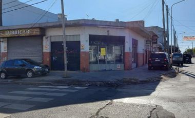 Local Comercial en esquina con muy buena estructura. Zona  La Tablada. Consulte