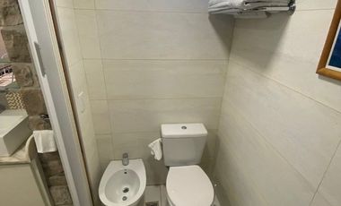 Departamento ambiente y medio a la calle.
