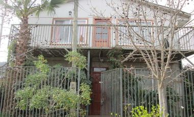 Amplia Casa De Dos Pisos Se Vende En El Centro De Curacavi ! E