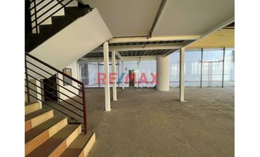 Se Vende Local Comercial, primer y segundo piso con un area total de 1203.1  m2 en Torre Omega.

Se encuentra en un entorno de oficinas PREMIUM Con