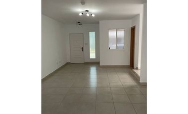 SE VENDE HERMOSA CASA EN PH VICTORIA CON 2 NIVELES