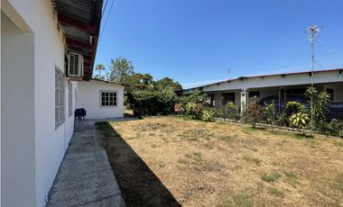 Venta: Casa de 3 recámaras a dos calles de la interamericana en Antón.