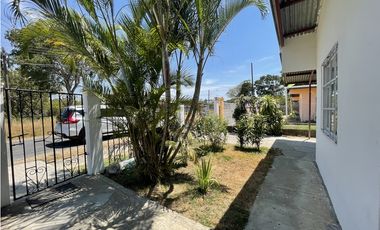 Venta: Casa de 3 recámaras a dos calles de la interamericana en Antón.