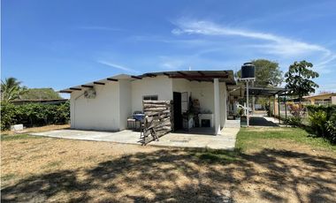 Venta: Casa de 3 recámaras a dos calles de la interamericana en Antón.