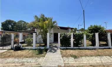 Venta: Casa de 3 recámaras a dos calles de la interamericana en Antón.