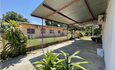 Venta: Casa de 3 recámaras a dos calles de la interamericana en Antón.