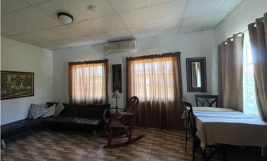 Venta: Casa de 3 recámaras a dos calles de la interamericana en Antón.