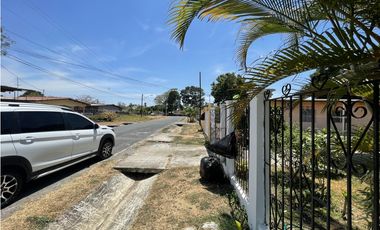 Venta: Casa de 3 recámaras a dos calles de la interamericana en Antón.