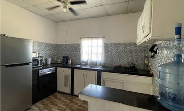Venta: Casa de 3 recámaras a dos calles de la interamericana en Antón.