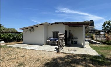 Venta: Casa de 3 recámaras a dos calles de la interamericana en Antón.