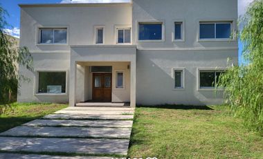 Casa al AGUA ,  a ESTRENAR   con 3 dormitorios  en venta en  San Gabriel - Villanueva