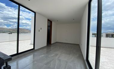 CASA EN VENTA EN LOMAS DE ANGELOPOLIS CON 3 HABITACIONES Y BAÑO EN C/U Y ROOF