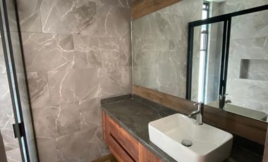 CASA EN VENTA EN LOMAS DE ANGELOPOLIS CON 3 HABITACIONES Y BAÑO EN C/U Y ROOF