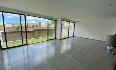 CASA EN VENTA EN LOMAS DE ANGELOPOLIS CON 3 HABITACIONES Y BAÑO EN C/U Y ROOF