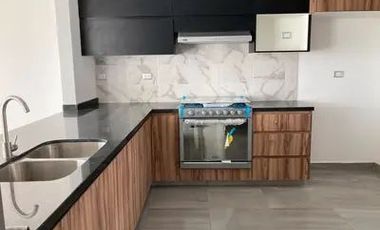 CASA EN VENTA EN LOMAS DE ANGELOPOLIS CON 3 HABITACIONES Y BAÑO EN C/U Y ROOF