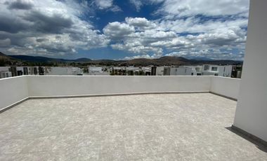 CASA EN VENTA EN LOMAS DE ANGELOPOLIS CON 3 HABITACIONES Y BAÑO EN C/U Y ROOF